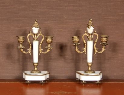 null Pair of two-light bronze and white marble table ends, Louis XVI style

H : 27...