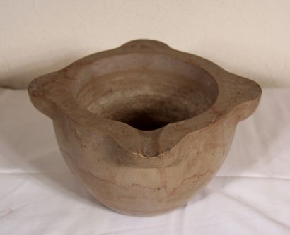 null Marble mortar

H : 16 D : 28 cm.
