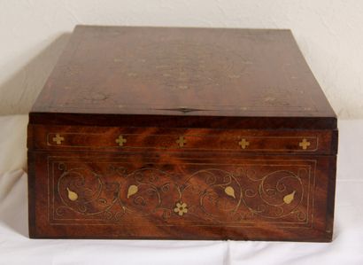 null Jewelry box in veneer with brass inlay and scroll decoration, Indian work

H...