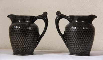 null MERIDEN COMPANY

Pair of hammered pewter pitchers

H : 22,5 cm. (dents in the...