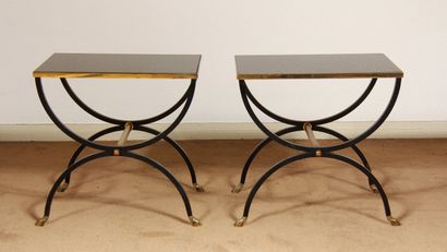null Pair of metal sofa ends with X-shaped legs, black opaline top

H : 44,5 W :...