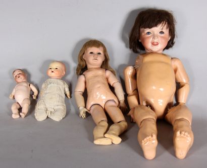 null Lot of four dolls :

- UNIS France composite doll 301 n°8 (cracks, disarticulated)

-...