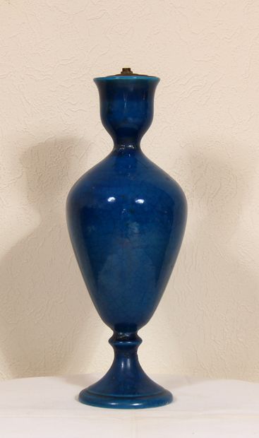 null MANGIOLI

Vase balustre sur piédouche en céramique à glaçure bleue, montée en...