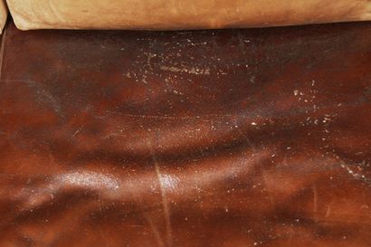 null Canapé bas en bois naturel garnie de coussins en cuir marron usagés, travail...