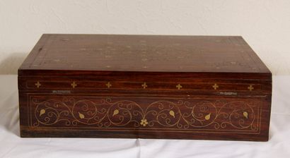 null Jewelry box in veneer with brass inlay and scroll decoration, Indian work

H...