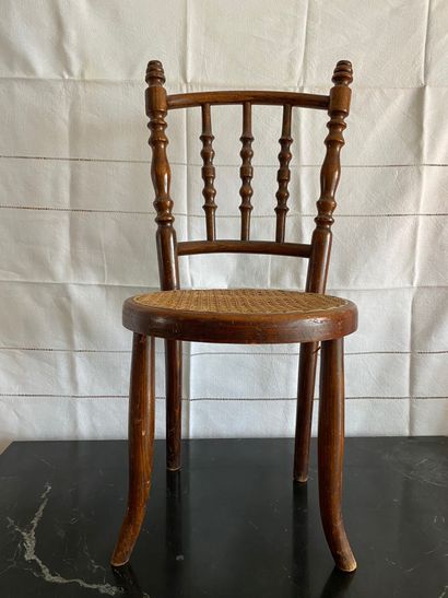 null Petite chaise d'enfant cannée en bois courbe, travail viennois

H : 70 cm.