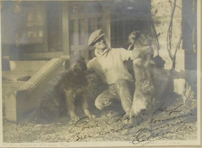 null MANUEL FRERES

Portrait de Maurice Chevalier entouré de deux chiens

Photographie...