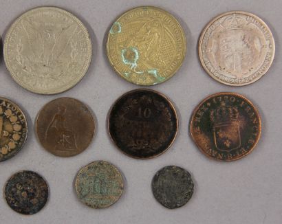 null Lot of various coins including a 5 FF 1832 silver coin, a Victoria Crown 1898...