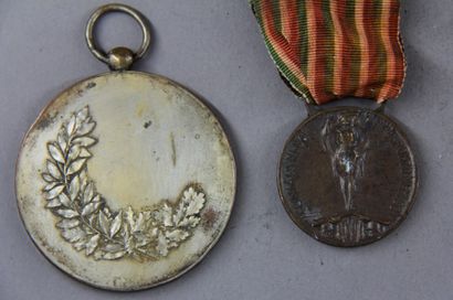 null Lot :

- Italie : médaille commémorative de la guerre italo-autrichienne 1915-1918...