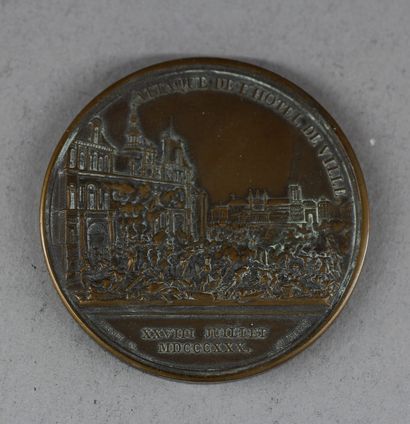 null Lot :

- Médaille en bronze patiné Attaque de l'Hotel de ville 28 juillet 1830,...