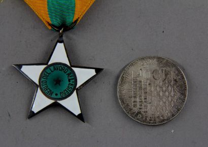 null Lot :

- Italie : médaille commémorative de la guerre italo-autrichienne 1915-1918...