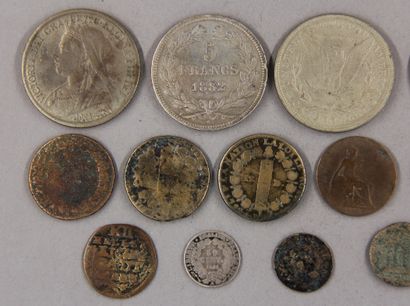 null Lot of various coins including a 5 FF 1832 silver coin, a Victoria Crown 1898...