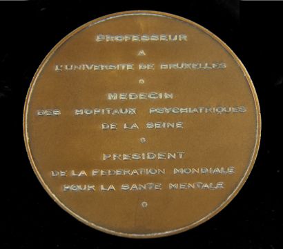 null Lot de médailles en bronze et divers concernant des médecins... et un étui vide...