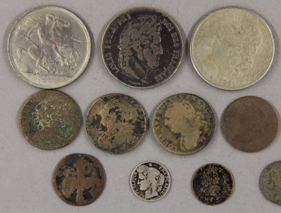 null Lot of various coins including a 5 FF 1832 silver coin, a Victoria Crown 1898...