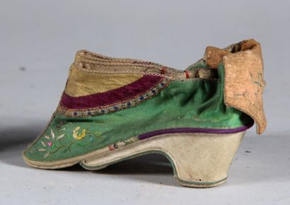 null Lot of children's shoes in leather and fabric and a group in the shape of a...