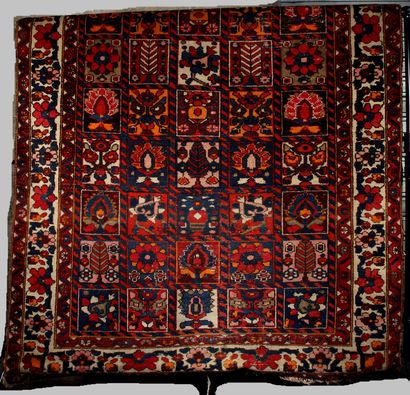 null Tapis en laine à cinq rangs de médaillons carrés

252 x 148 cm.