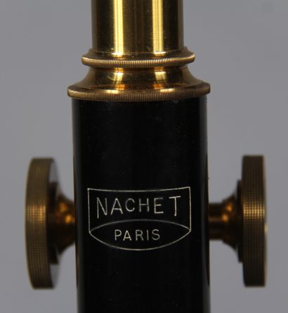 null NACHET Paris

Microscope en métal, 1927 dans sa boite d'origine

H de la boite...