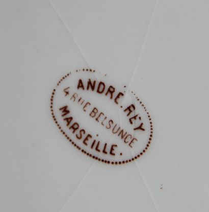 null André REY Marseille

Partie de service de table en porcelaine blanche à décor...