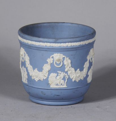 null WEDGWOOD

Cache-pot en biscuit blanc-bleue

H : 11,5 D : 13 cm. (usures, ra...