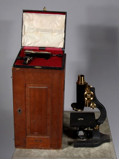 null NACHET Paris

Microscope en métal, 1927 dans sa boite d'origine

H de la boite...