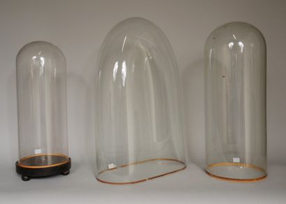 null Trois globes en verre, deux en forme d'obus et un ovale.

D: 19,5 H: 51 cm;...