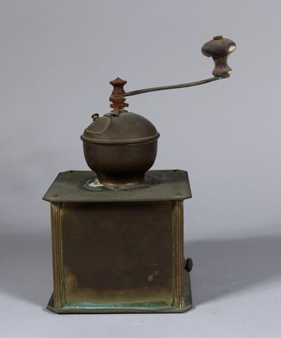null Metal coffee grinder

H: 26 cm. (wear, rust)