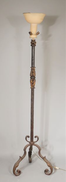 null Tripod floor lamp in patinated metal decorated with stylized leaves, work of...