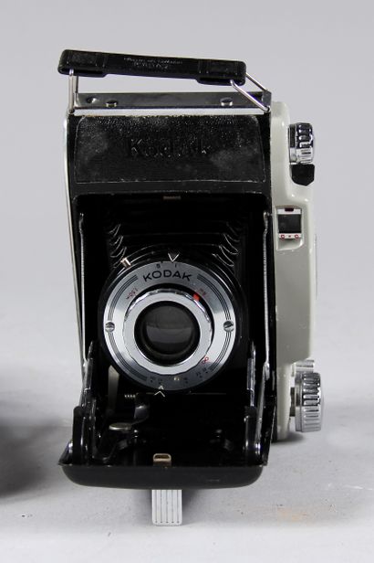 null Lot :

- POLAROID camera model Image 2

- KODAK camera model B11 with its case...