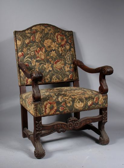 null Fauteuil à dossier droit, accotoirs à enroulements, style Louis XIII

H : 101...