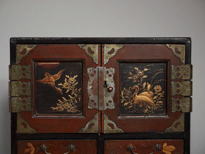 null Small blackened and lacquered wood cabinet with two leaves and three drawers,...