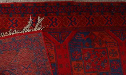 null Tapis en laine à fond rouge à décor de trois médaillons centraux

165 x 80 ...