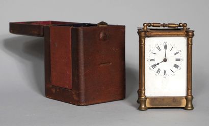 null Brass officer's clock, in its original box 

H: 12 cm. ( one side glass and...