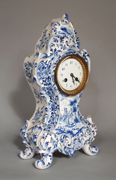 null DELFT

Quatripod clock in earthenware with white-blue decoration of a gallant...