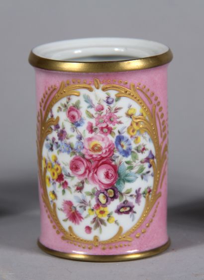 null Trois pots en porcelaine bleu nuit et rose à décor de fleurs et scènes galantes...