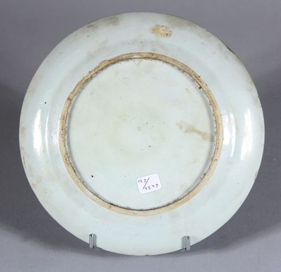 null A round polychrome porcelain plate decorated with flowers and characters, Canton

D...