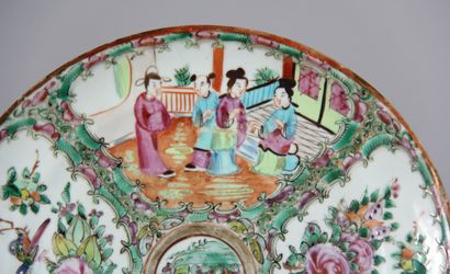null Assiette ronde en porcelaine polychrome à décor de fleurs et personnages, Canton

D...