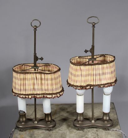 null Pair of small four-legged metal bouillotte lamps with two lights, fabric shades

H...