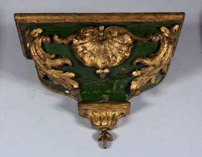 null Carved wood wall console with green relacquering, old elements

H : 25 W : 36...