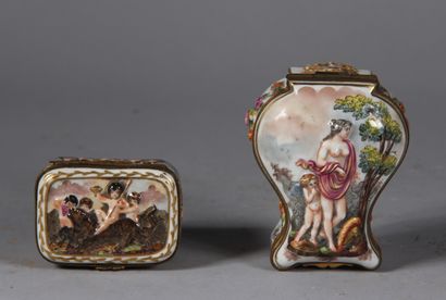 null CAPODIMONTE

Two polychrome porcelain boxes with metal mountings

H : 6 W :...
