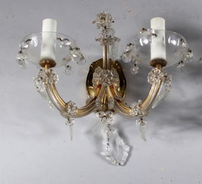 null A pair of gilt metal, glass and pampilles sconces with two arms of light

27...