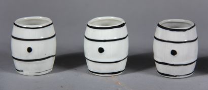 null Six barrel-shaped ceramic liqueur tumblers

H : 4,5 cm.