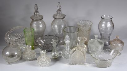 null Lot de vases, vases couverts, bonbonnières en verre taillé dépareillé (écla...