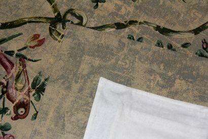 null Tenture en tissus peint de branchages et perroquets dans le style du XVIIIème...