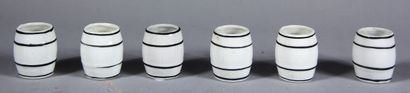 null Six barrel-shaped ceramic liqueur tumblers

H : 4,5 cm.