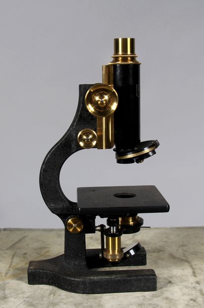 null NACHET Paris

Microscope en métal, 1927 dans sa boite d'origine

H de la boite...