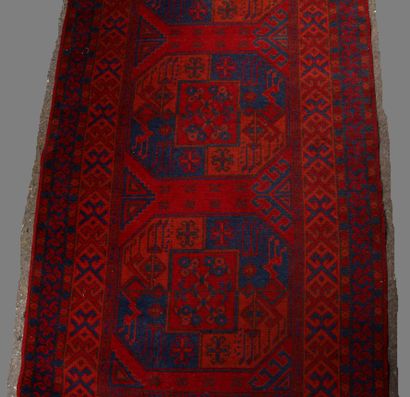 null Wool carpet with red background and three central medallions

165 x 80 cm.