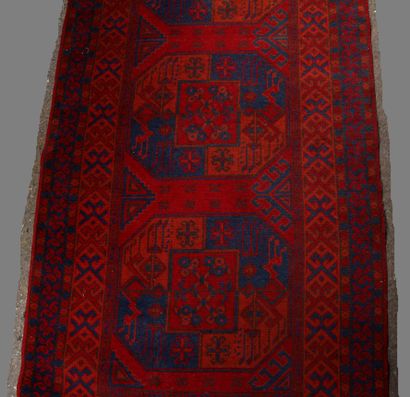 null Tapis en laine à fond rouge à décor de trois médaillons centraux

165 x 80 ...