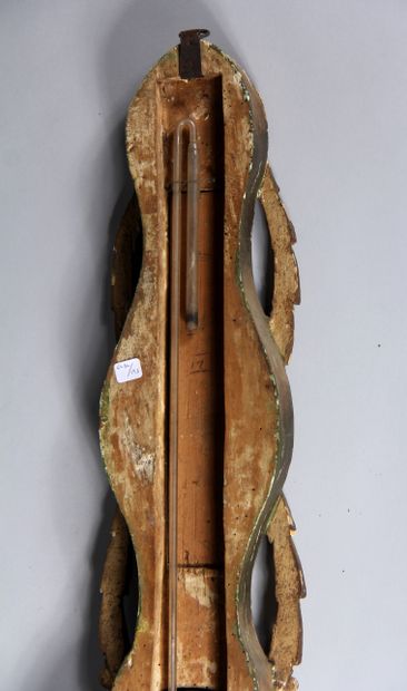 null Baromètre-thermomètre en bois sculpté redoré et laqué, XIXème s.

H : 94 cm....