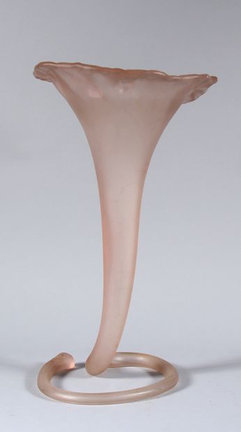 null Vase soliflore en verre transparent teinté rose

H : 53 cm.