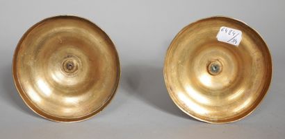 null A pair of fluted bronze candlesticks, 19th c.

H: 24 cm. (reported bobbins)